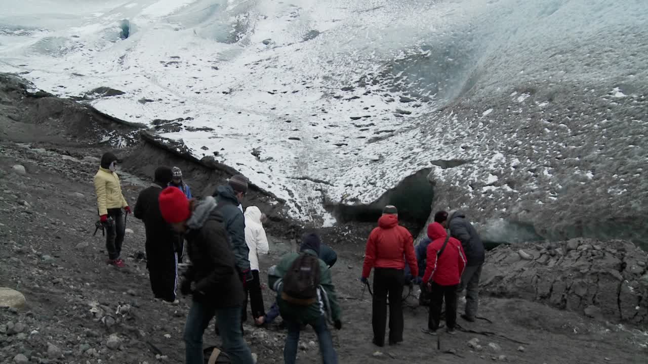 등산객들이 트레킹을 위해 빙하 기슭에 모입니다.