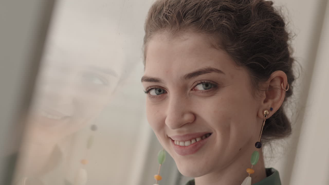 창문 에서 미소 짓는 여자