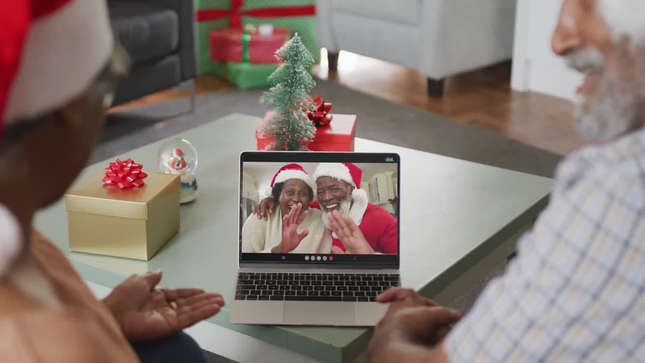 feliz pareja afroamericana senior en videollamada con amigos en tiempo de navidad