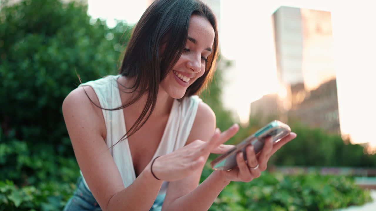 mujer que utiliza un teléfono inteligente en un entorno urbano