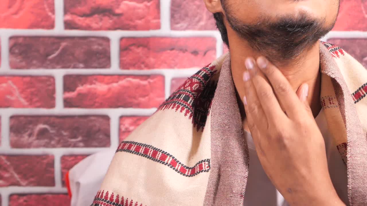 primer plano de un hombre tocando su garganta