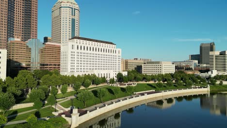 Stadtbild-Am-Wasser-Mit-Dem-Obergericht-Columbus,-Ohio-Luftabstieg