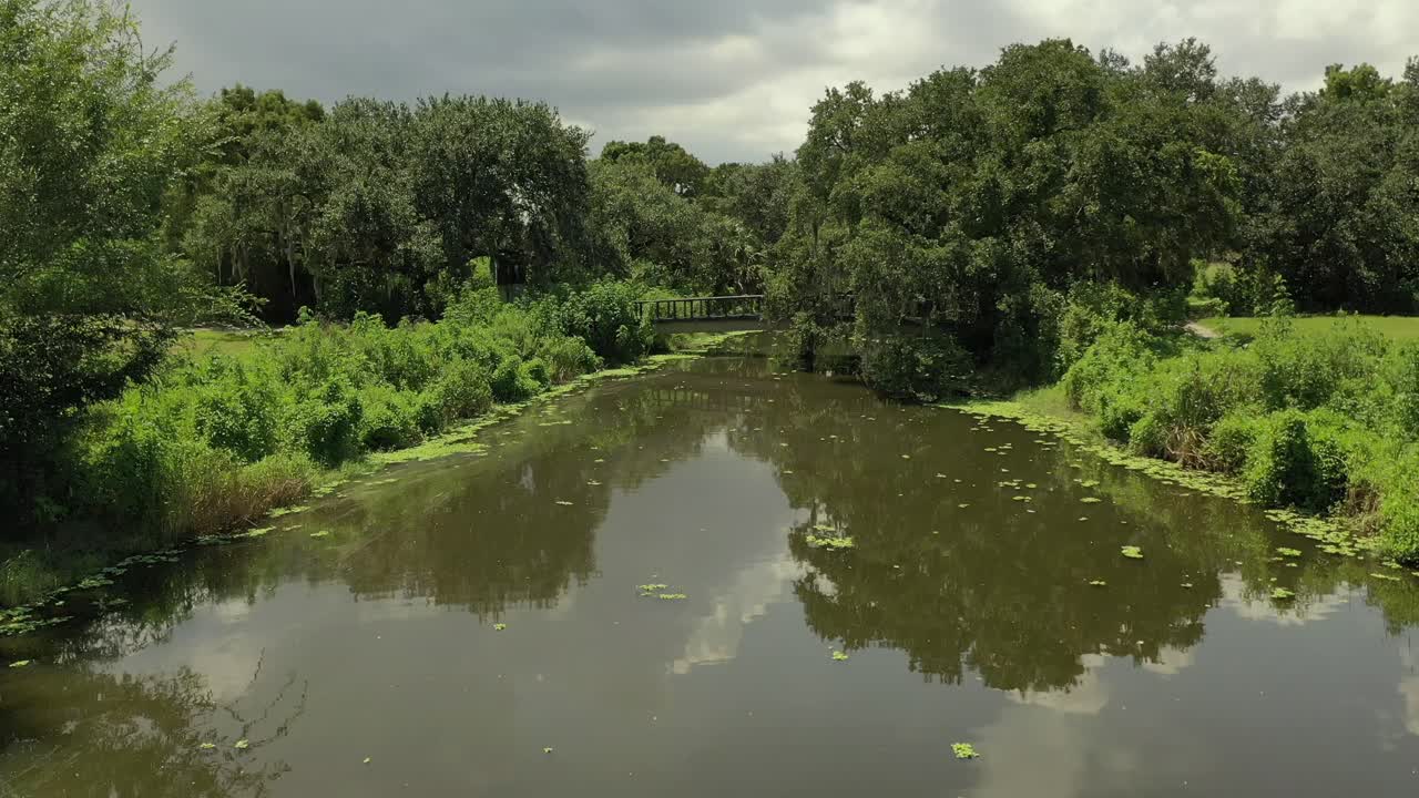 Luftfoto af byparkstier med byen New Orleans i baggrunden.