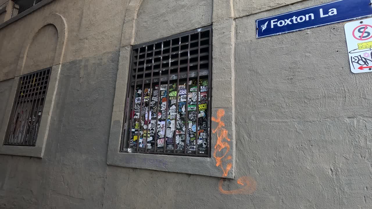 멜버른 골목의 그래피티로 인 창문