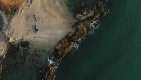 Moody-rocky-beach-on-tropical-island-Sri-Lanka,-calm-waves,-Salli