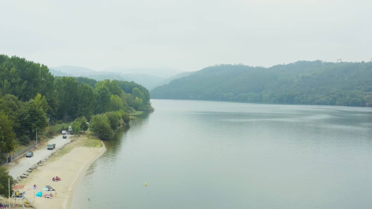 도루강 해변에서 즐거운 시간을 보내는 사람들