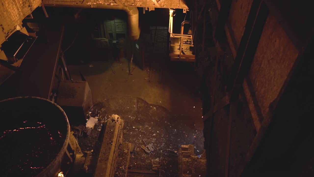 인력과 함께 산업 주조실 내부