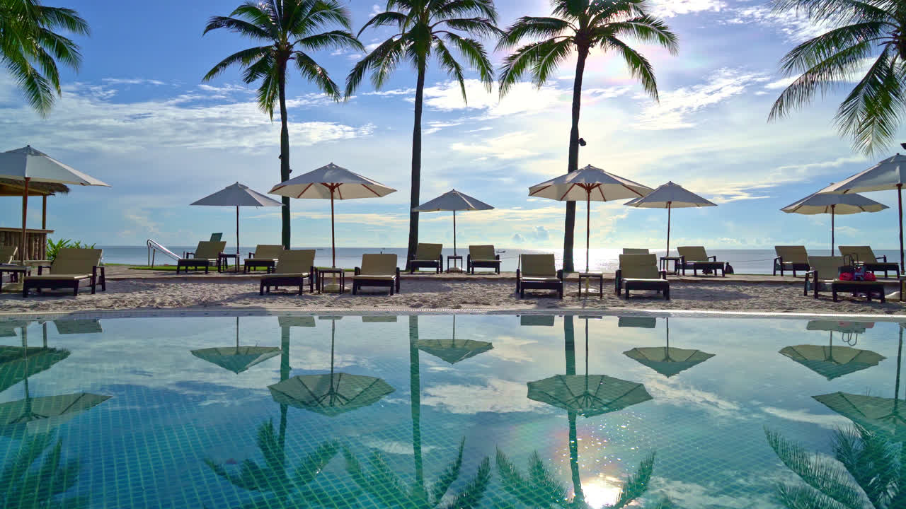 Smuk parasol og stol omkring swimmingpool i hotel og resort - ferie koncept