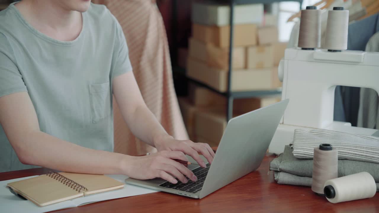 cerca de la mano escribiendo teclado en el escritorio, el propietario del negocio escribiendo o hablando con el cliente utilizando la tecnología moderna de portátil, el empresario confirma el pedido del cliente en la oficina de casa concepto de marketing en línea