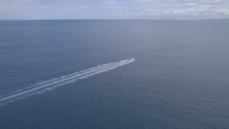 Toma-Aérea-De-La-Lancha-Rápida-En-El-Mar-Mediterráneo