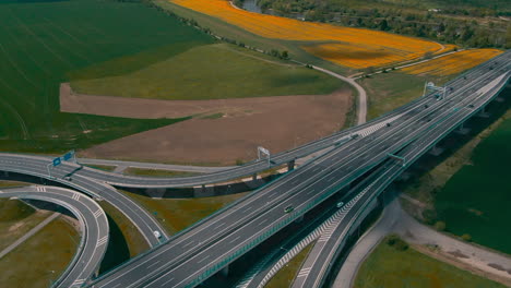 vista aérea de la intersección fuera de praga con viaductos e intersecciones con tráfico de verano