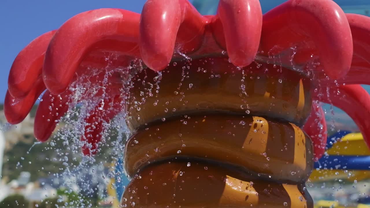 el agua que brota de la figura del árbol en el parque acuático