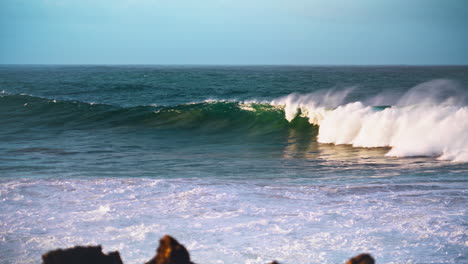 Olas-Marinas-Masivas-Hinchadas-En-Cámara-Lenta.-Océano-Blanco-Y-Espumoso-Rodando-Hacia