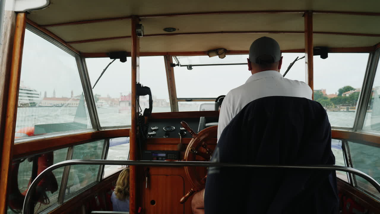 베니스로 항해하는 수상 택시 선장