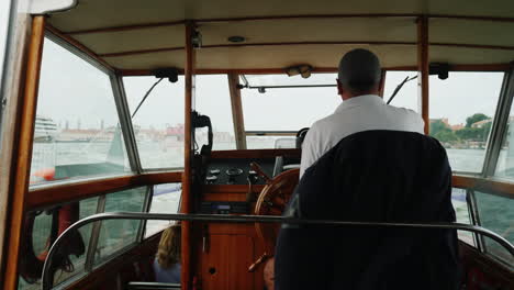 Wassertaxi-Skipper-Segelt-Nach-Venedig
