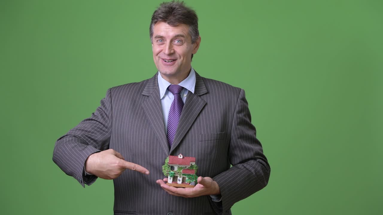 녹색 배경에 성숙한 잘생긴 사업가