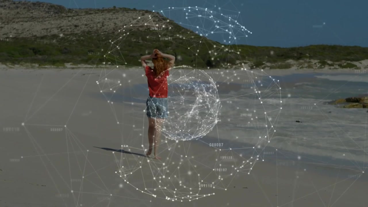 Donna che cammina a piedi nudi sulla spiaggia, avviando una rete tecnologica che si forma intorno al corpo sincronizzandosi con il movimento.