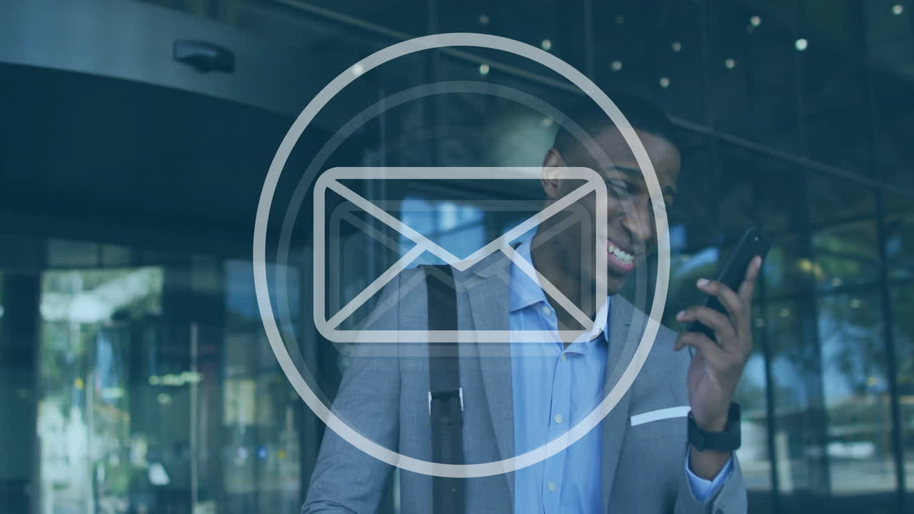 Ambientazione urbana, uomo d'affari sorridente che usa il telefono con sovrapposizione di animazione e-mail.