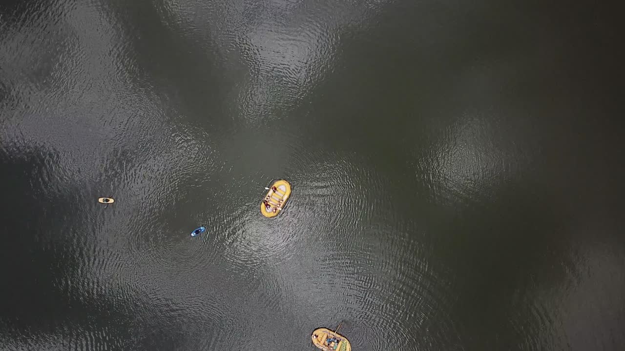 우간다 진자에 있는 나일강에서 노란색 래프팅 보트의 오버헤드 뷰