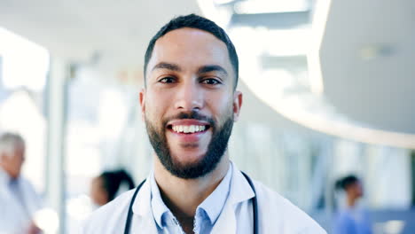 hombre, cara y sonrisa del médico en el hospital