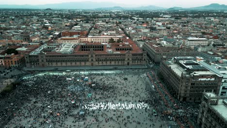 Vista-De-Drones-Del-Zócalo-De-La-Ciudad-De-México-En-La-Marcha-Del-Día-De-La-Mujer