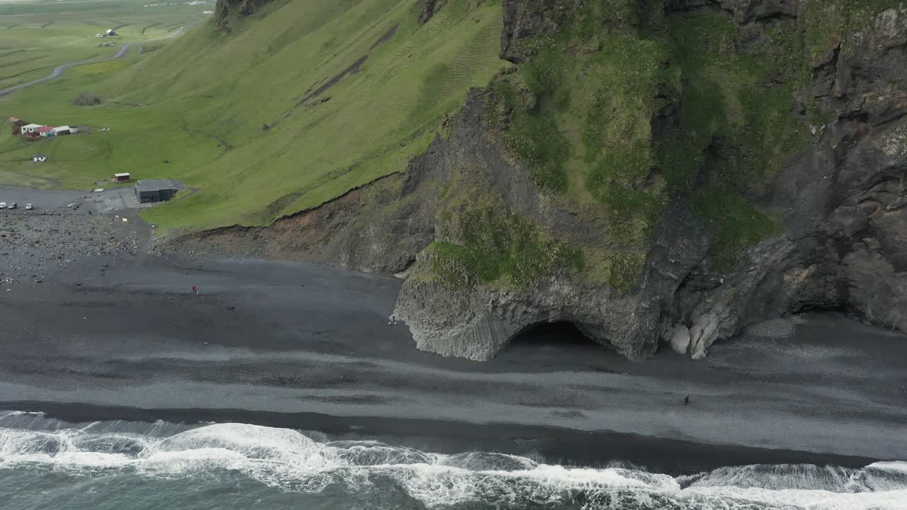 costa mítica de islandia con la famosa cueva halsanefshellir y arena negra