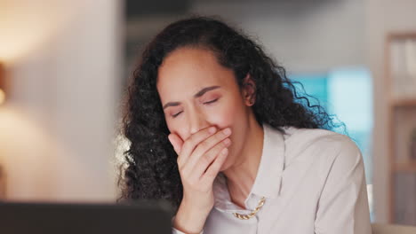 Bostezo,-Cansado-Y-Mujer-En-La-Computadora-Portátil-En-La-Oficina-Nocturna