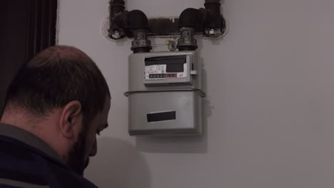 el hombre anota el medidor de gas.