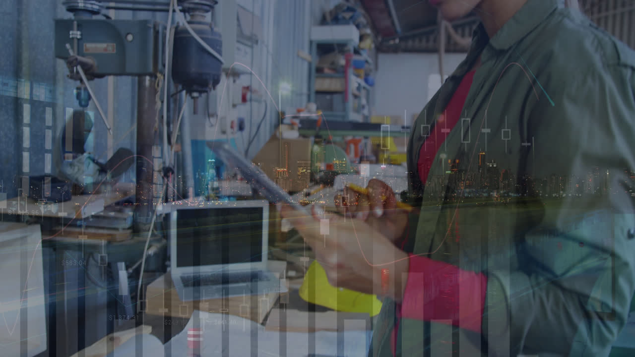 animación del procesamiento de datos financieros sobre una mujer de negocios caucásica usando tableta y paisaje urbano