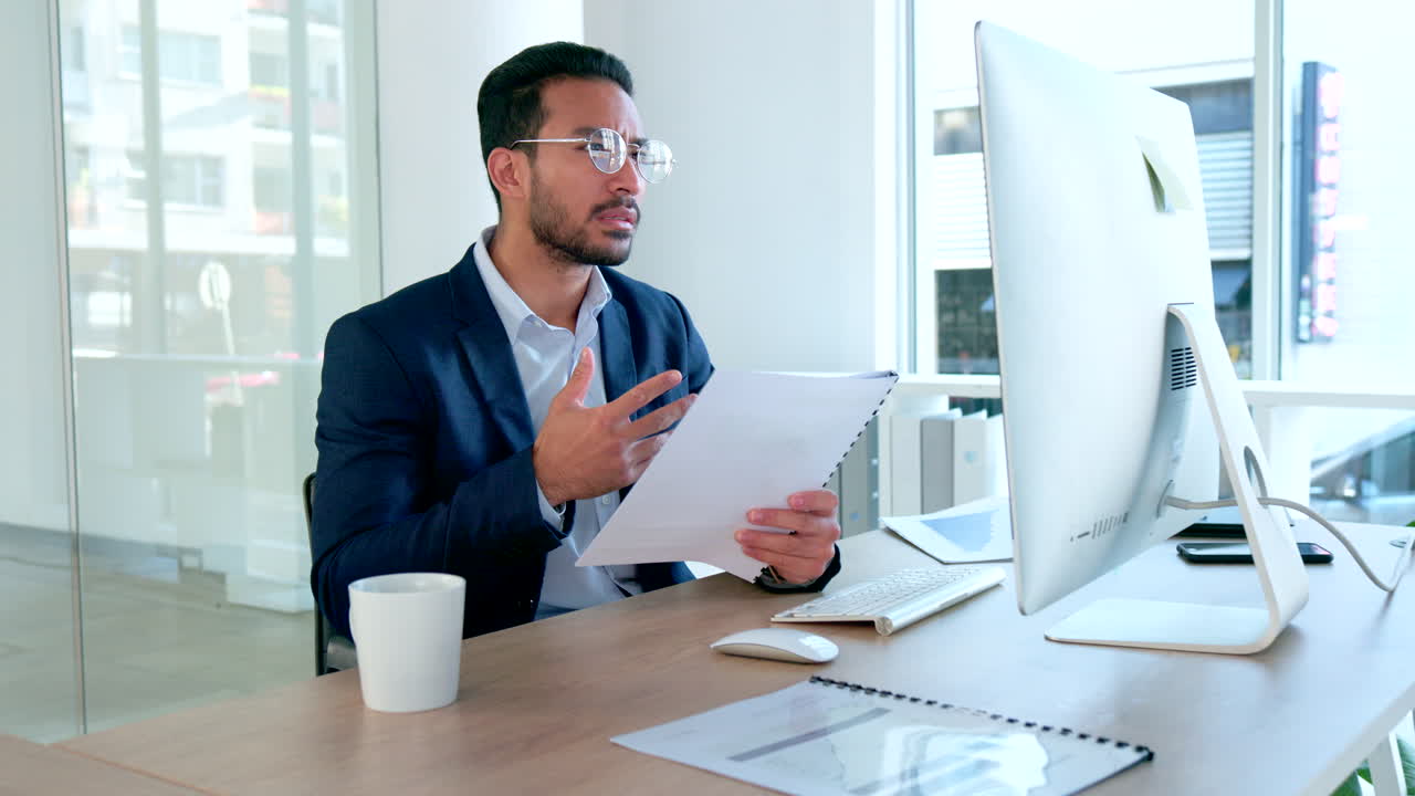 confundido contable de finanzas corporativas buscando