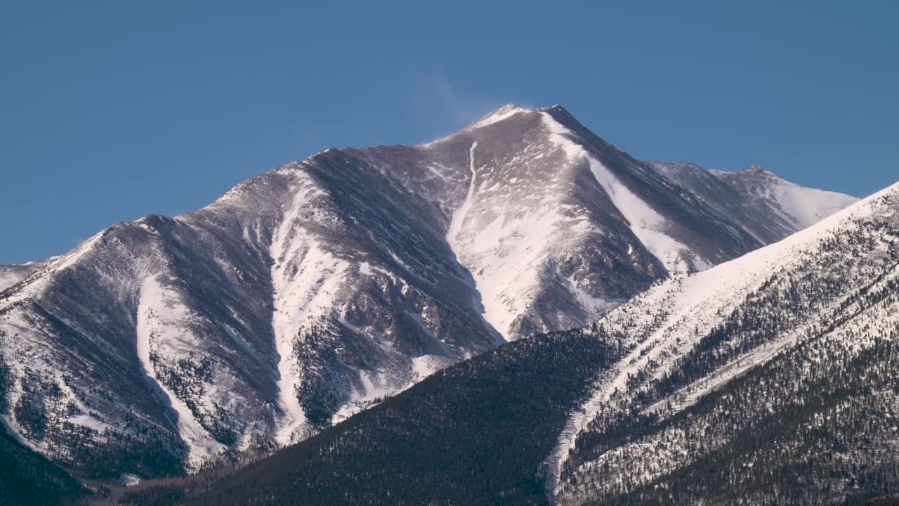 Neve spazzata via dalla cima delle Colorado Collegiate Peaks durante l'inverno, ripresa a mano.