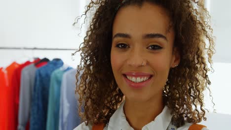 vista frontal de la diseñadora de moda afroamericana de pie en el taller 4k
