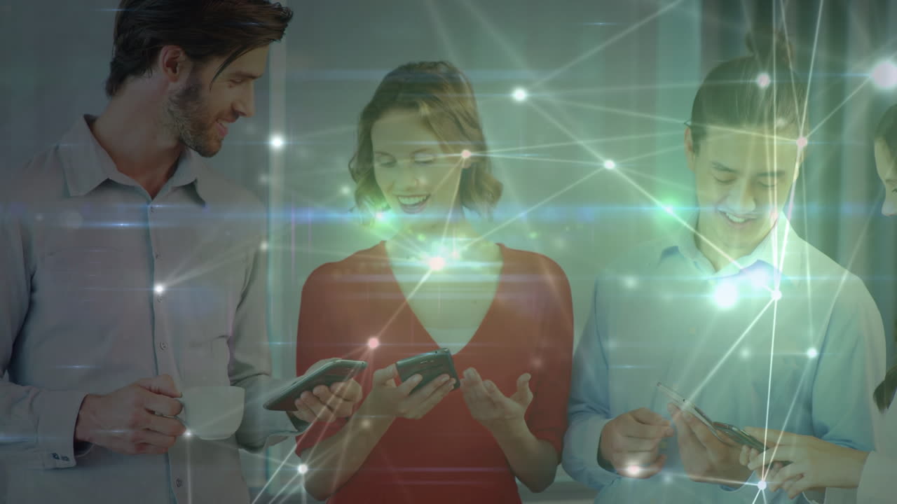 animación de la red de conexiones sobre felices compañeros de trabajo caucásicos hombres y mujeres en la oficina