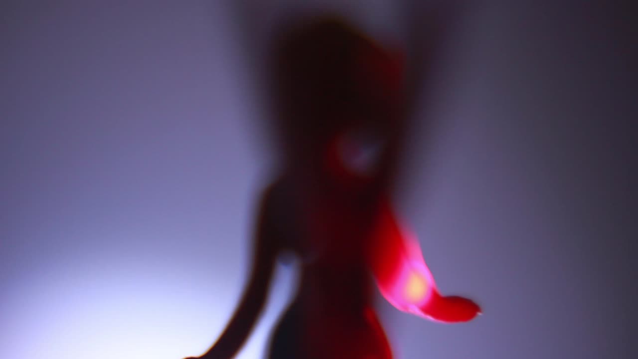 un hada errante deja de girar en la oscuridad sobre una caja musical atornillada