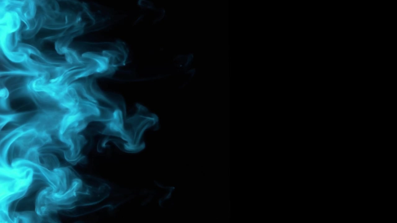 Fumo blu astratto che scorre su sfondo nero