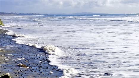 Verschmutzter-Strand,-Nachdem-Großes-Regenwasser-In-San-Diego,-Kalifornien,-Ins-Meer-Abfließt