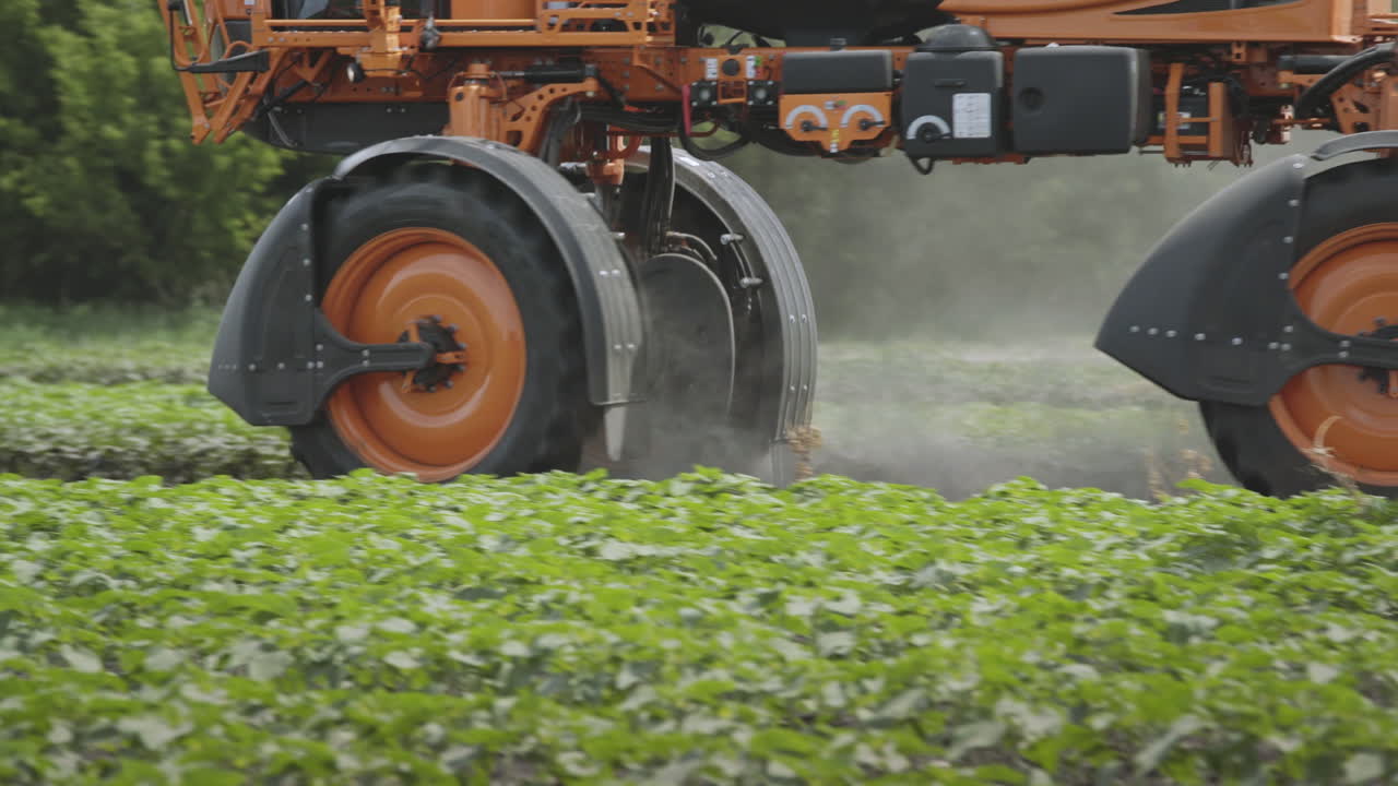 Irrorazione agricola di pesticidi. Agricoltura. Spandiconcime