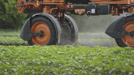 Landwirtschaft-Versprüht-Pestizide.-Landwirtschaft.-Düngerstreuer