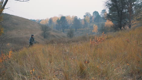 männlicher radfahrer, der ein mountainbike auf dem land fährt