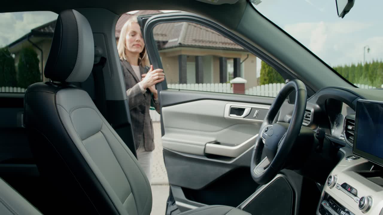 mujer entrando o saliendo de un coche