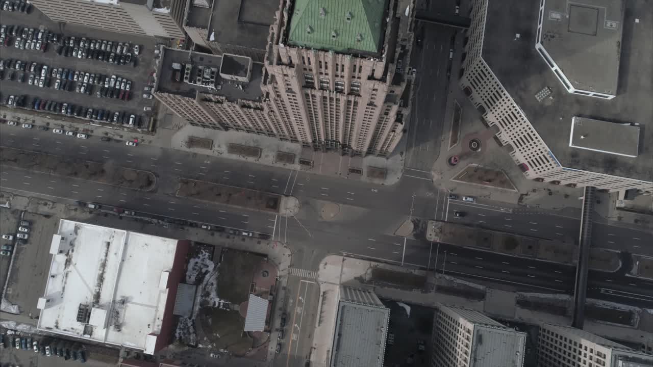vista aérea del edificio histórico de pescadores y el paisaje circundante en detroit