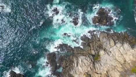 El-Agua-Choca-Contra-Los-Acantilados-A-Lo-Largo-De-La-101,-Cerca-De-Big-Sur,-California.