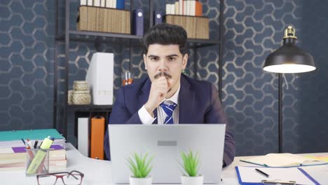 el hombre de negocios dice wow mirando la computadora portátil.