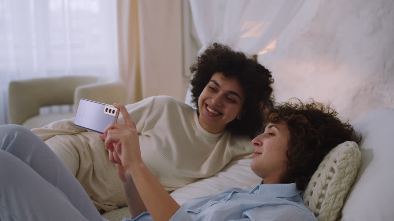 침대에 누워있는 사랑스러운 커플