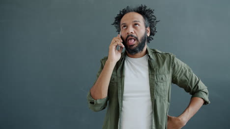 hombre hablando por teléfono.