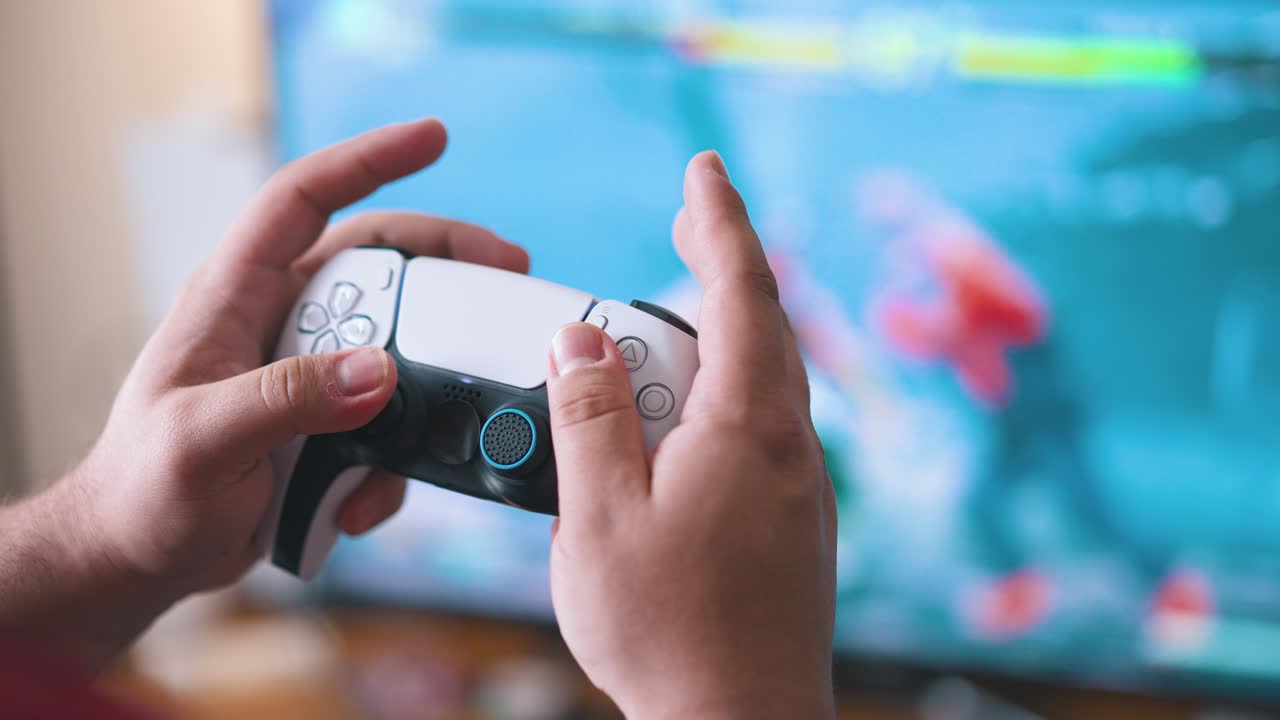 nära upp av händer som spelar videospel