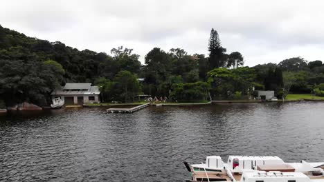 Toma-Aérea-De-Drones-Del-Muelle-Y-El-Lago-En-Florianópolis,-Isla-En-Brasil