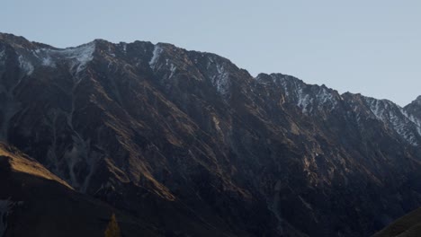 Paisaje-De-La-Temporada-De-Otoño-De-Nueva-Zelanda-Con-Montañas-Durante-La-Puesta-De-Sol-En-Mt