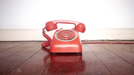vintage telefoon rinkelen van de haak op oude houten vloer