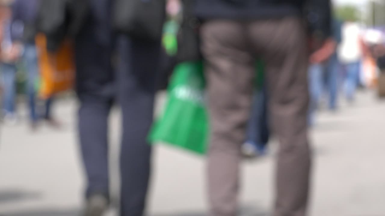 도시 거리에서 흐릿한 군중